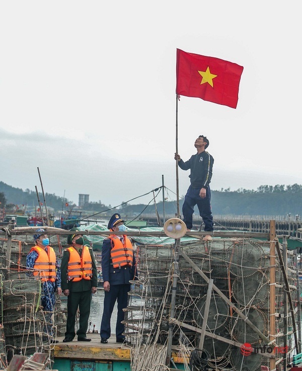 Chùm ảnh: Bộ Tư lệnh Cảnh sát biển tặng quốc kỳ, khám chữa bệnh miễn phí cho ngư dân ven biển Nghệ An