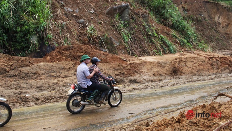 Quảng Nam ban hành tình huống khẩn cấp do sạt lở đường ở 2 xã cô lập