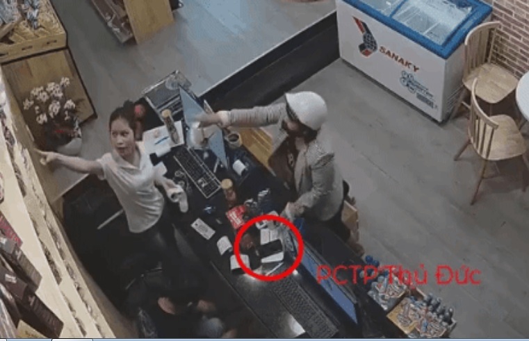 Hai nhân viên bán hàng hoa mắt vì màn trộm 2 điện thoại 'có nghề'