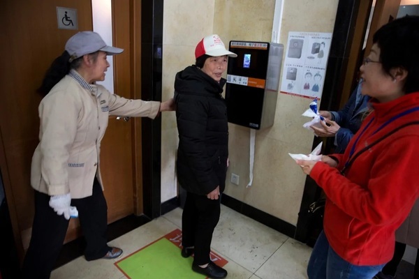 Trung Quốc cho dừng máy nhận diện khuôn mặt để lấy giấy vệ sinh