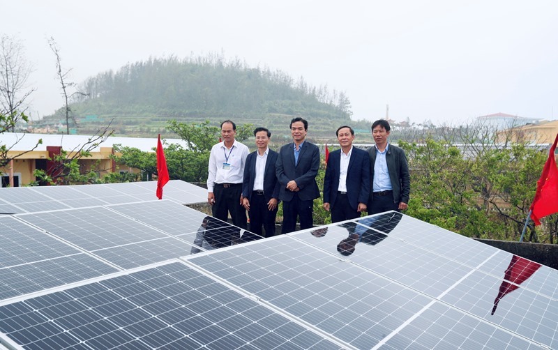 Quảng Ngãi: Bàn giao hệ thống điện mặt trời mái nhà cho Trường THPT Lý Sơn