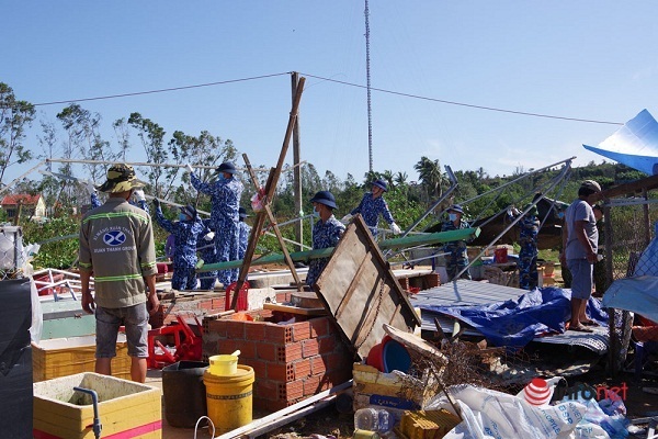 Chùm Ảnh: Cảnh sát biển tặng quà, giúp dân khắc phục hậu quả thiên tai bão lũ