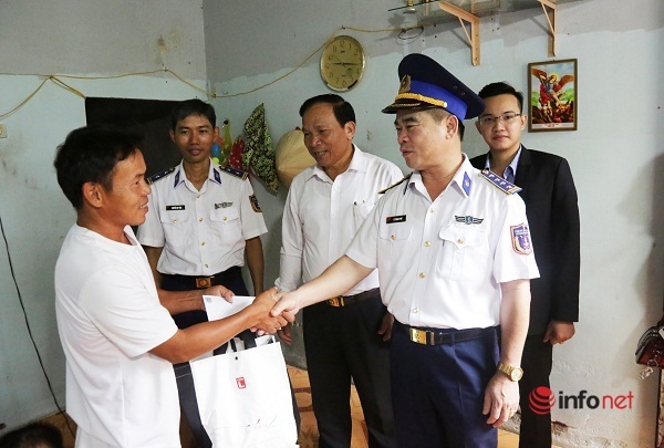 Chùm Ảnh: Cảnh sát biển tặng quà, giúp dân khắc phục hậu quả thiên tai bão lũ