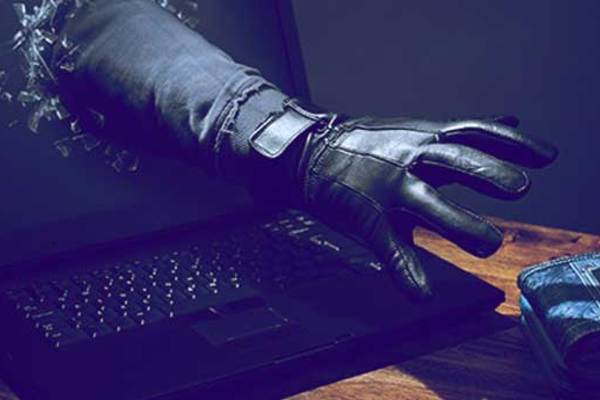 Chơi với hacker, người phụ nữ ‘tiền mất tật mang’