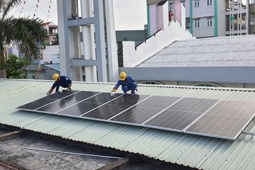 Đoàn thanh niên EVNHCMC trao tặng hệ thống điện mặt trời mái nhà