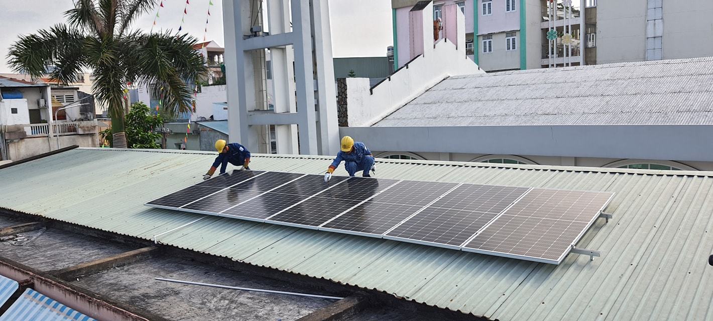 Đoàn thanh niên EVNHCMC trao tặng hệ thống điện mặt trời mái nhà