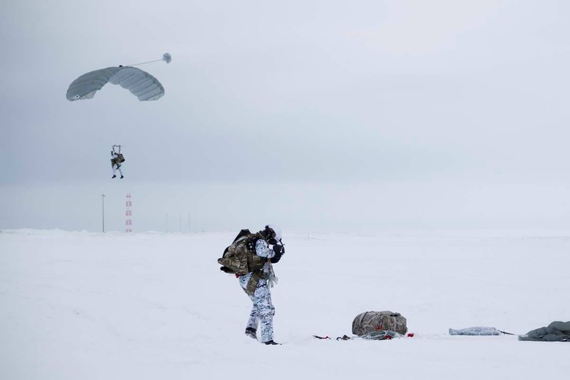 Lính dù Nga làm được điều chưa từng có ở Bắc Cực