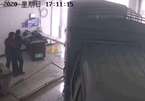 Vào tiếp nhiên liệu, tài xế xe tải Trung Quốc đâm luôn nhân viên trạm xăng