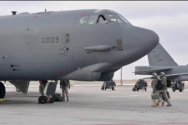 Lo Iran trả thù, Mỹ điều thêm dàn oanh tạc cơ B-52 tới Trung Đông