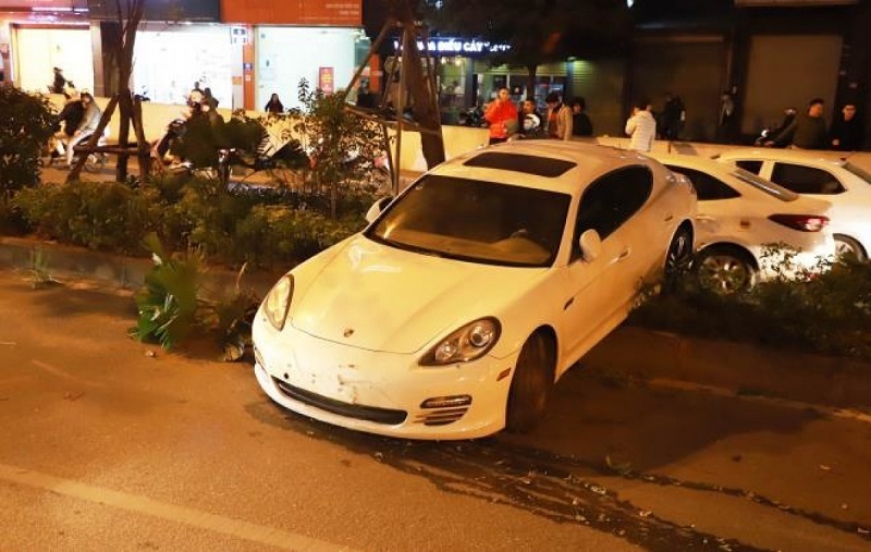 Xe Porsche tông đổ nhiều cây xanh, nghi do tài xế bị đột quỵ, mất lái