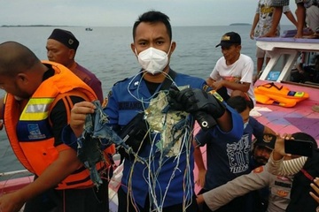 Thông tin mới nhất vụ máy bay Boeing 737 gặp nạn ở Indonesia