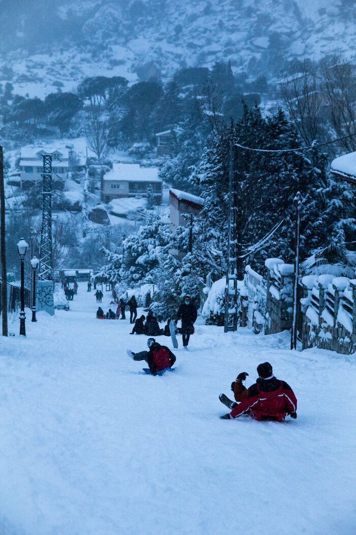 Khắp nơi trắng xóa, tuyết rơi dày kỷ lục trong 50 năm qua ở Tây Ban Nha