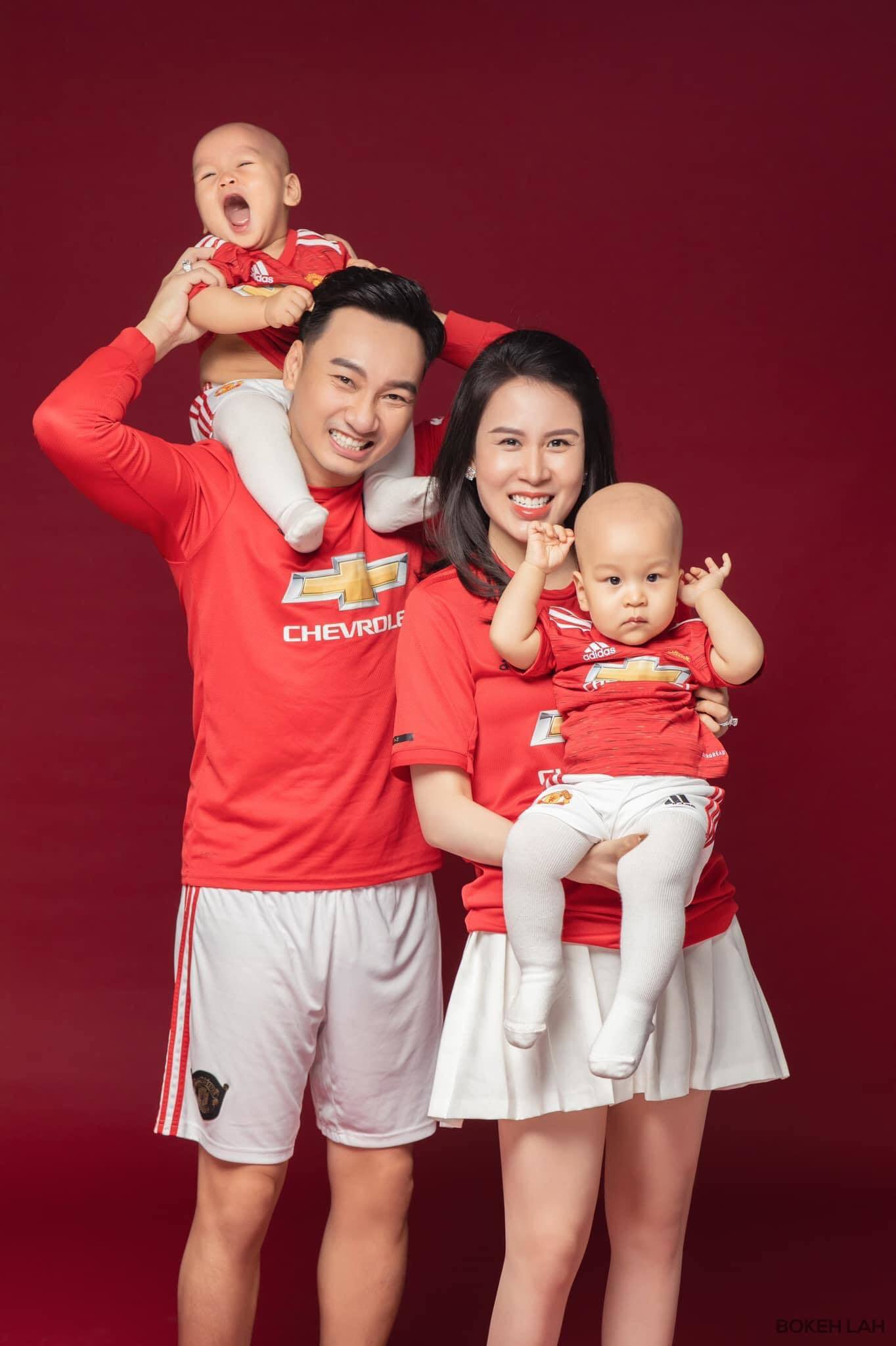 Gia đình MC Thành Trung làm luôn bộ ảnh đỏ rực kỷ niệm đội bóng MU “lên đỉnh”