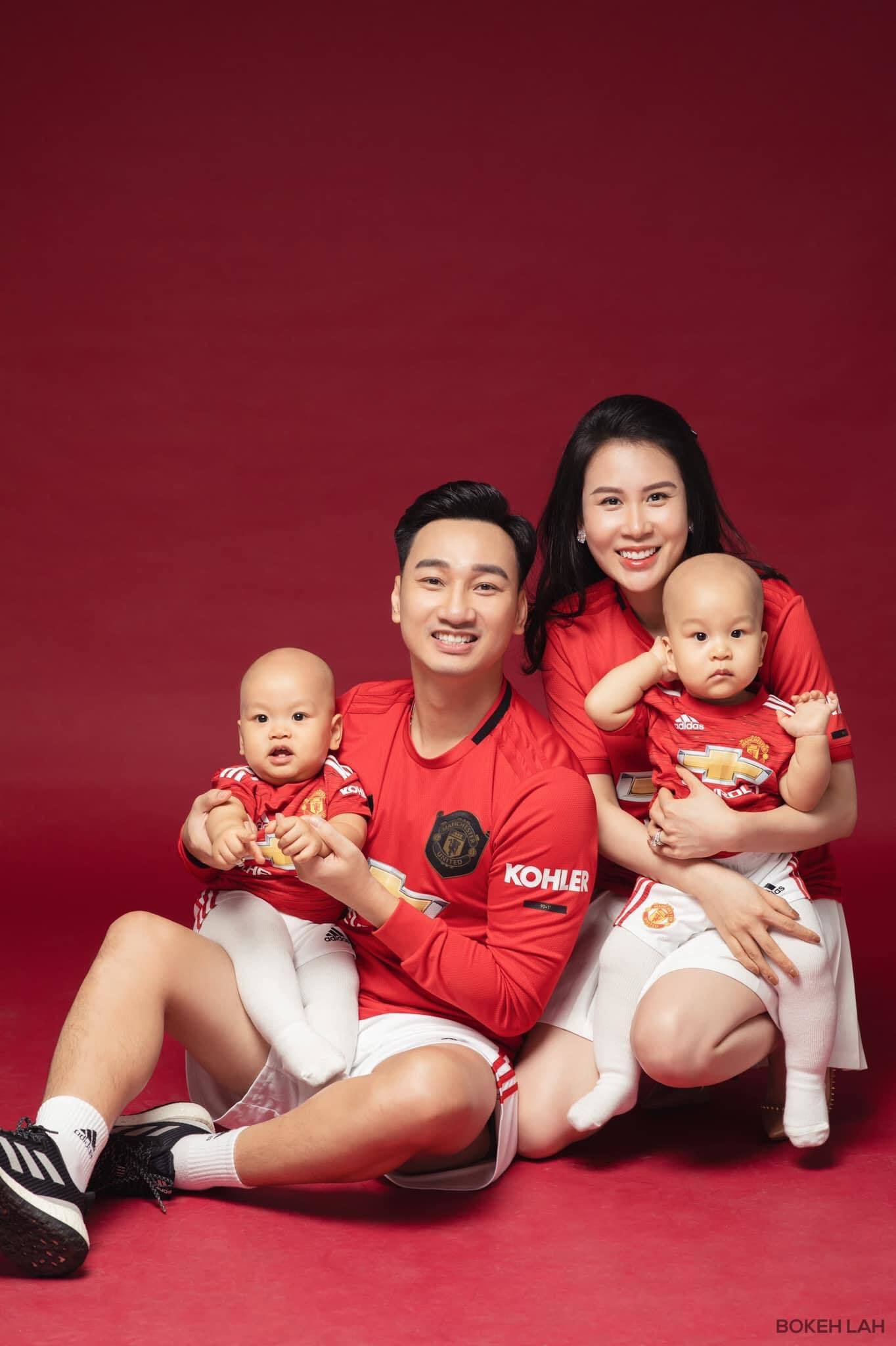 Gia đình MC Thành Trung làm luôn bộ ảnh đỏ rực kỷ niệm đội bóng MU “lên đỉnh”