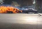 Video: Tài xế lái xe tải lao nhanh trên đường dù phía sau bốc cháy dữ dội
