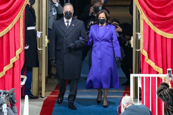 Ý nghĩa trang phục tông màu tím trong lễ nhậm chức của TT Biden
