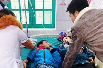 7 học sinh ở Nghệ An nhập viện cấp cứu do ăn xôi trước cổng trường