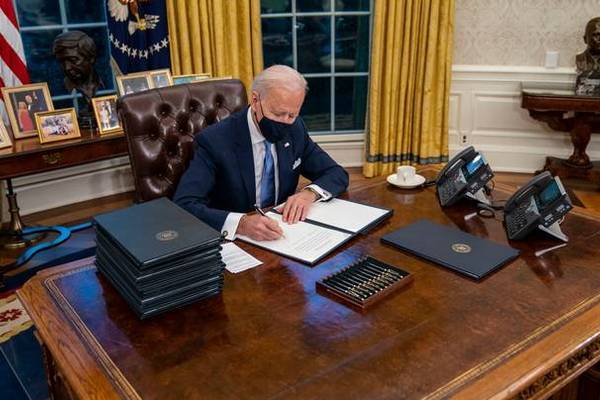 TT Biden bỏ nút gọi nước ngọt trên bàn làm việc của ông Trump