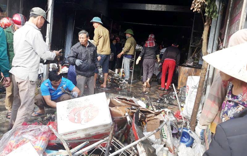 Cháy cửa hàng tạp hóa ở Nghệ An, thiệt hại hàng trăm triệu đồng
