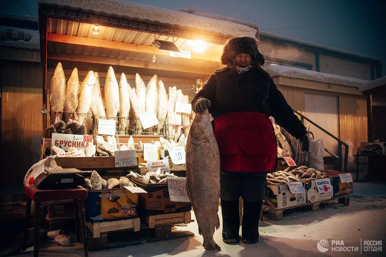 10 лет якутии. Аномальный холод в Якутии 2021. Рынок в Якутии. Якутск Мороз рыба рынок. Торговля на севере.