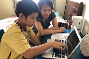 Hà Nội: Phụ huynh bất ngờ vì học sinh được nghỉ Tết sớm, đột ngột lại thành học trực tuyến