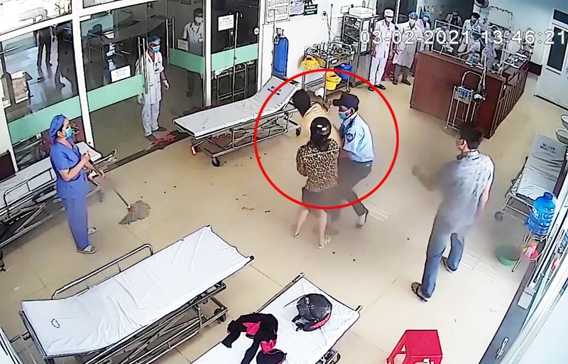 Quảng Nam: Bệnh nhân hành hung bác sĩ vì bị nhắc đeo khẩu trang