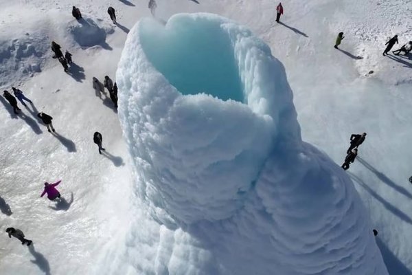 Núi lửa băng độc đáo ở Kazakhstan thu hút khách du lịch