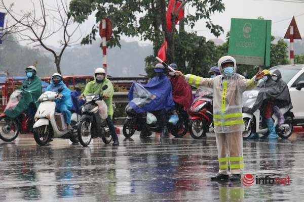 CSGT đội mưa phân luồng giao thông trong ngày giáp Tết