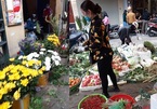 Chợ Tết ngày 30, tiểu thương bán hoa 'phá giá', giá rẻ như cho