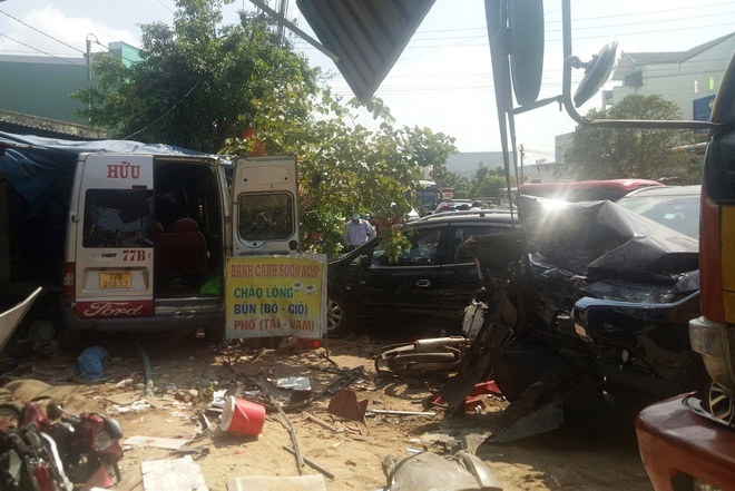 Bình Định: Ô tô 16 chỗ tông liên hoàn, 3 người chết