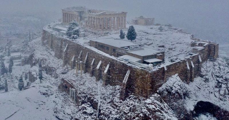 Lần hiếm hoi tuyết rơi trắng xóa trên đỉnh Đền Parthenon Hy Lạp