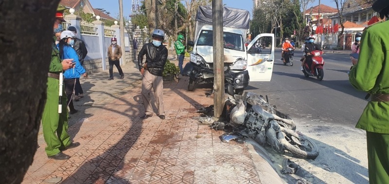 Lâm Đồng: Bị ô tô tông mạnh, xe máy lao lên vỉa hè bốc cháy ngùn ngụt
