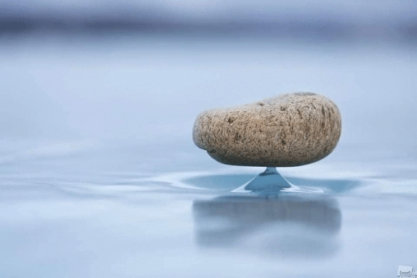 Hiện tượng lạ khiến tảng đá 'nổi trên mặt nước'