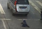 Cậu bé 4 tuổi ngã lăn giữa đường đông đúc sau khi rơi khỏi ô tô