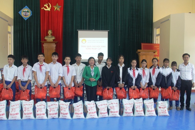 Quỹ Khuyến học Quảng Trị trao học bổng cho hàng nghìn học sinh, sinh viên
