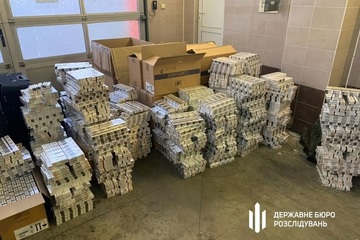 Nhân viên ngoại giao Ukraine buôn lậu 16 kg vàng và hàng ngàn bao thuốc lá