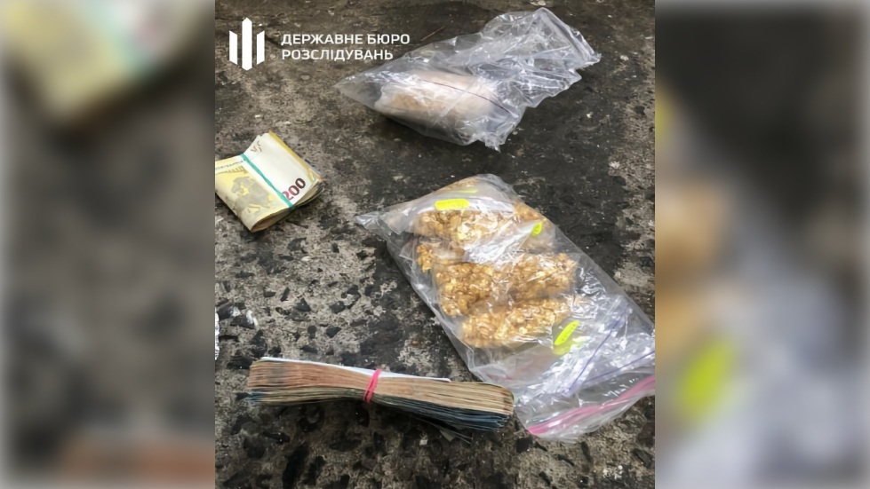 Nhân viên ngoại giao Ukraine buôn lậu 16 kg vàng và hàng ngàn bao thuốc lá