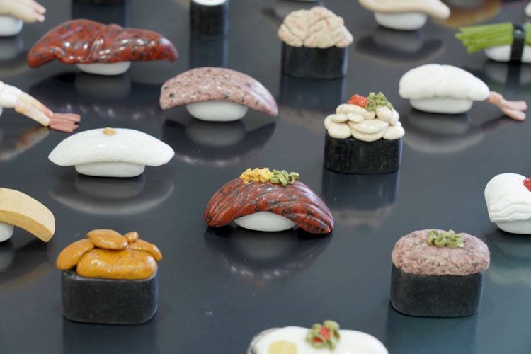 Cực chất với khay sushi làm bằng đá tự nhiên, ai nhìn cũng muốn thử ăn ngay