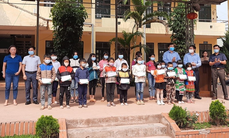 Điện Biên: Trao 80 suất học bổng cho học sinh dân tộc thiểu số