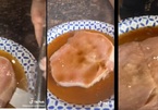 Clip tiktok "sán bò nhung nhúc ra khỏi miếng thịt lợn" được tưới đẫm nước ngọt có ga: Chuyên gia nói gì?