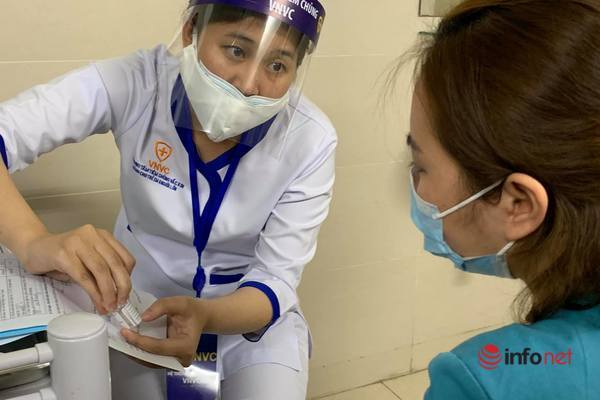 30 cán bộ, nhân viên y tế đầu tiên của Hà Nội tiêm vắc xin Covid-19