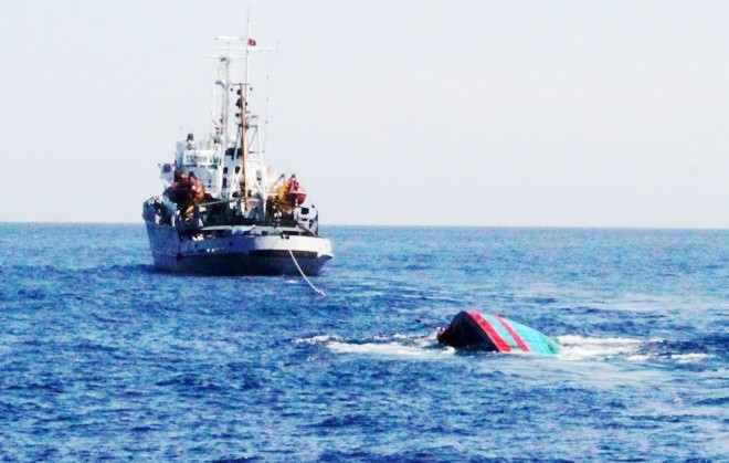 Tàu cá Nghệ An bị tàu nước ngoài đâm chìm, 2 thuyền viên mất tích