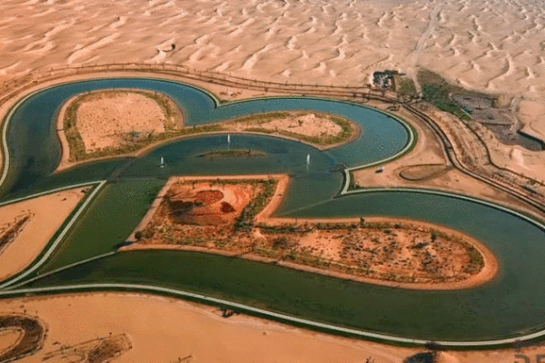 Hồ tình yêu với hai trái tim lồng vào nhau giữa sa mạc đẹp xuất sắc ở Dubai