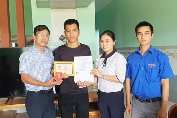 Quảng Nam: ‘Người hùng’ cứu sống 3 em học sinh bị đuối nước nhận huy hiệu Tuổi trẻ dũng cảm