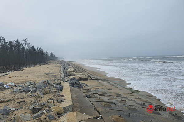 Huế: Kè chống sạt lở bờ biển hơn 300 tỷ đứt gãy ngổn ngang vì... sóng đánh