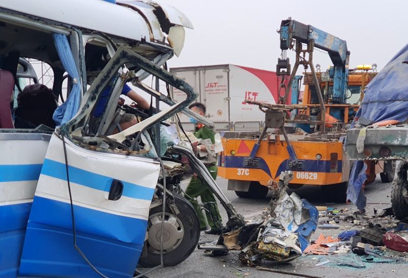 Nghệ An: Xe khách tông xe đầu kéo lúc rạng sáng, hàng chục người thương vong
