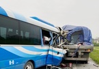 Nghệ An: Xe khách tông xe đầu kéo lúc rạng sáng, hàng chục người thương vong