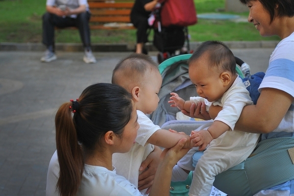 Trung Quốc 'phá luật' để khuyến khích sinh đẻ