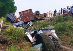 Tại nạn nghiêm trọng tại Quảng Trị: Xe container đâm liên hoàn, nhiều người rơi xuống vực