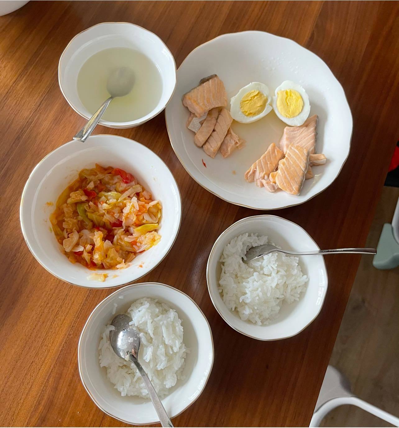 Bà xã MC Thành Trung 'khoe' con trai 13 tháng tuổi đã biết ăn cơm như người lớn